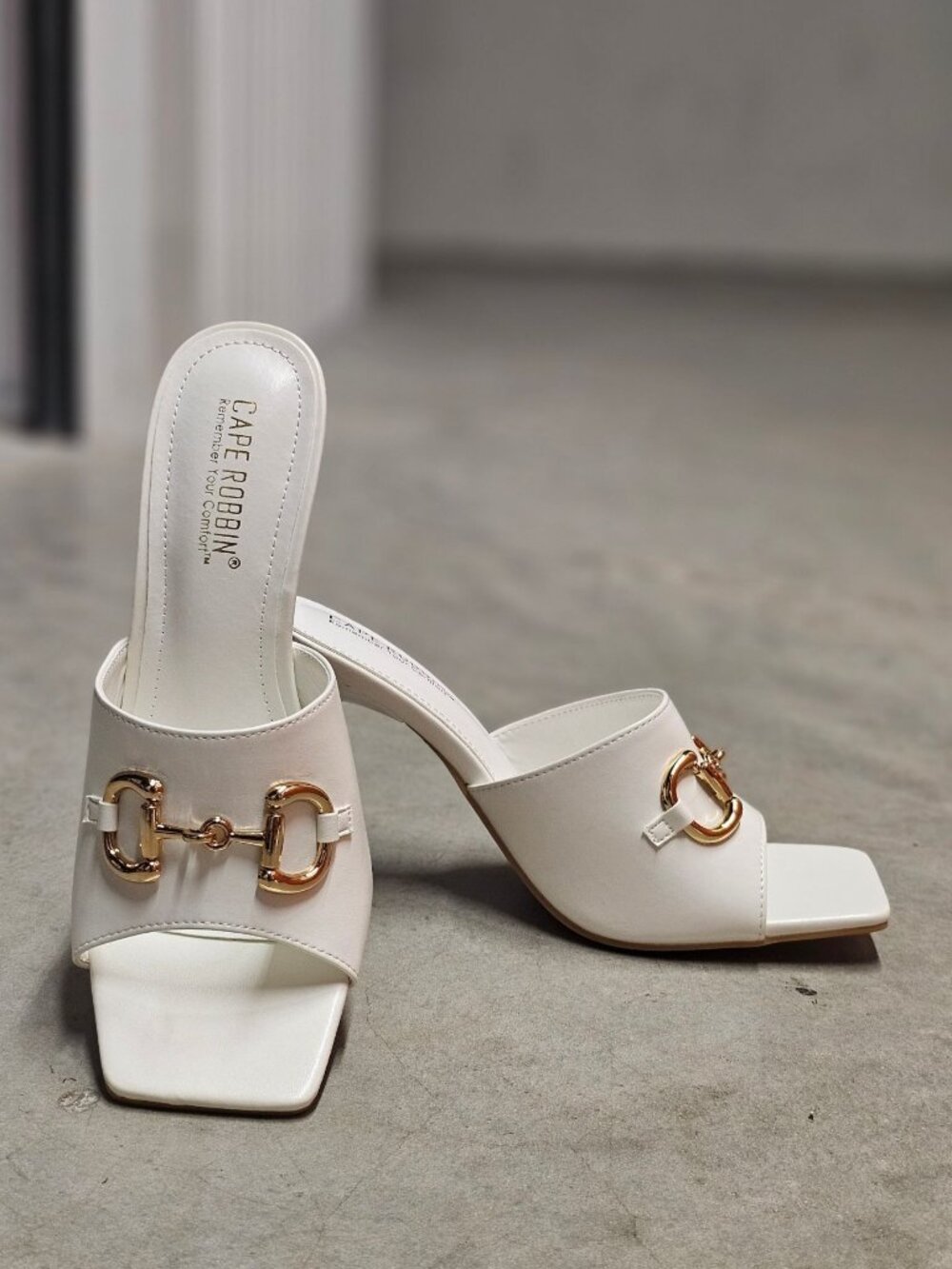 Square Toe White Heeled Mules With Gold Chain Detail - Elegant Slip-On Design Fo